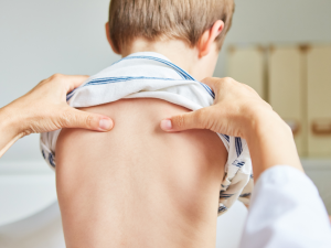 Niño haciendo una prueba FSHD para la distrofia muscular.